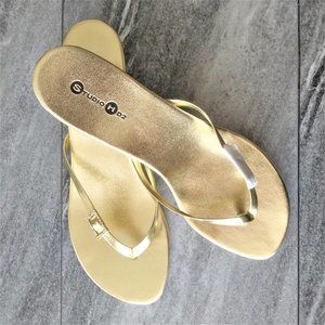 NWOT Studio HD2 Gold Wedge Thong Sandals Size 8M
